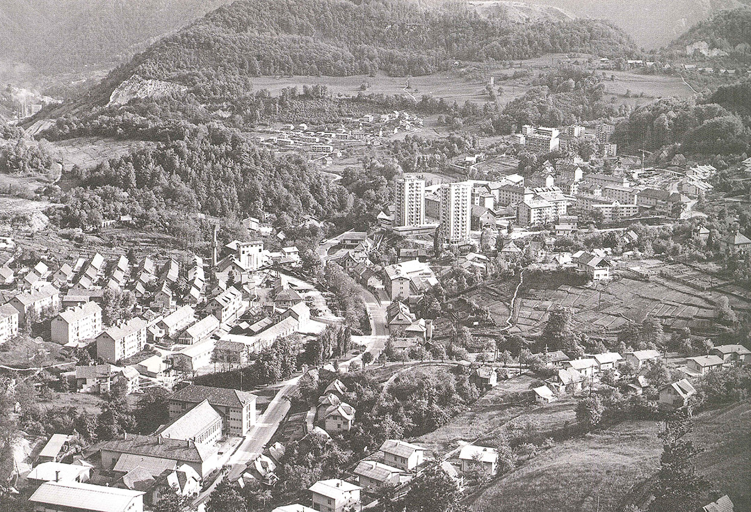 Pogled na zgornji Hrastnik 1987: Planinc, Marko, Ivančič Lebar, Irena: Hrastnik (Celje : Fit media, 2010)